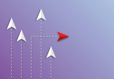 Kırmızı ok, iş yaratıcılığının metaforu olarak mor zemin üzerinde grup yönünü değiştiriyor. Yeni normal bir yol buluyor, bireysel ve eşsiz bir lider. kopyalama alanı. kağıt kesimi tasarım biçimi.