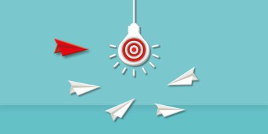 Kırmızı ve beyaz kağıt uçak hedefin merkezine vuruyor. Yumuşak mavi arka planda ampul var. İş hedefi ya da hedef başarı, yaratıcı fikir kavramı. gölge örtüsü. 3d kağıt kesim biçimi.