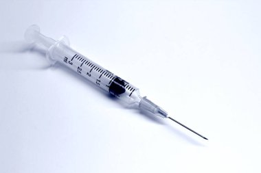3 ml plastik şırınga beyaz arkaplanda izole edilmiş iğne, mavi ton rengi