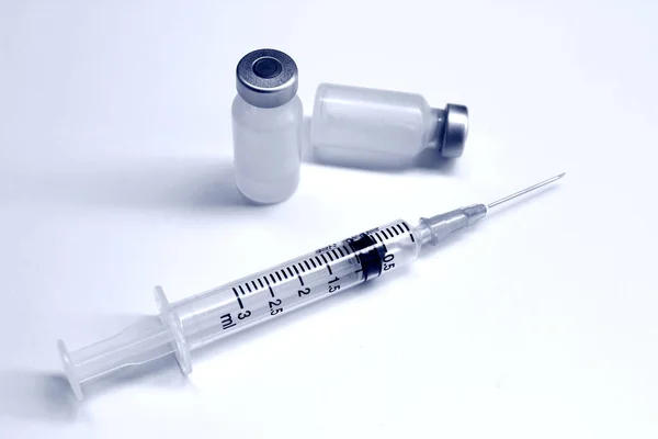 Injektionsflaska Med Läkemedel Eller Vaccin Och Plastspruta Med Nål Isolerad — Stockfoto