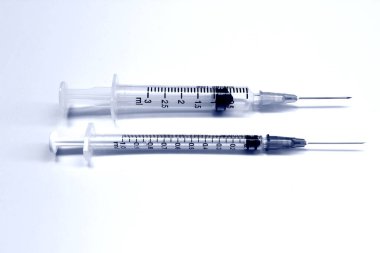 1 ml ve 3 ml plastik şırınga beyaz arka planda izole edilmiş, mavi ton rengi