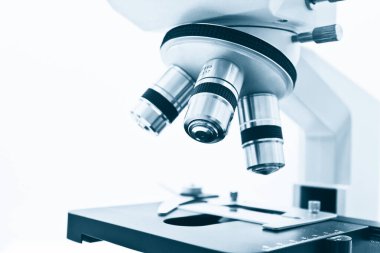 Beyaz arka plan üzerinde izole mikroskop objektif Lens