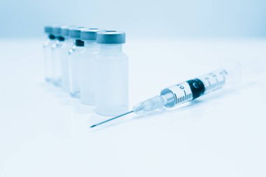 Beyaz arka plan üzerinde izole iğne ile ilaç, aşı ve 3 ml plastik enjektör şişe