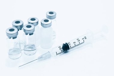 Beyaz arka plan üzerinde izole iğne plastik şırınga uyuşturucu ve 3 ml şişe