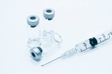 Beyaz arka plan üzerinde izole iğne ile ilaç, aşı ve 3 ml plastik enjektör şişe