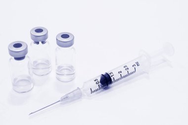 Beyaz arka plan üzerinde izole iğne plastik şırınga uyuşturucu ve 3 ml şişe