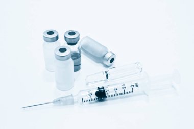 Beyaz arka plan üzerinde izole iğne plastik şırınga uyuşturucu ve 3 ml şişe