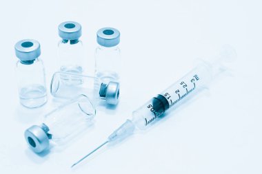 Beyaz arka plan üzerinde izole iğne plastik şırınga uyuşturucu ve 3 ml şişe