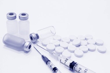 Beyaz Arkaplan 'a izole edilmiş şırınga ve uyuşturucu hapları ile 1 ve 3 ml plastik şırınga şişeleri ve ampule