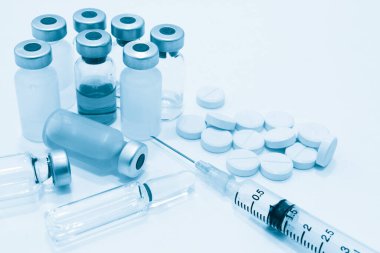 Şişeleri ve uyuşturucu, 3 ml plastik enjektör iğne ve beyaz arka plan üzerinde izole ilaç tablet ile ampul