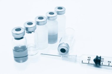 Beyaz arka plan üzerinde izole iğne plastik şırınga uyuşturucu ve 3 ml şişe