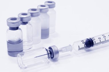 Beyaz arka plan üzerinde izole iğne plastik şırınga uyuşturucu ve 3 ml şişe