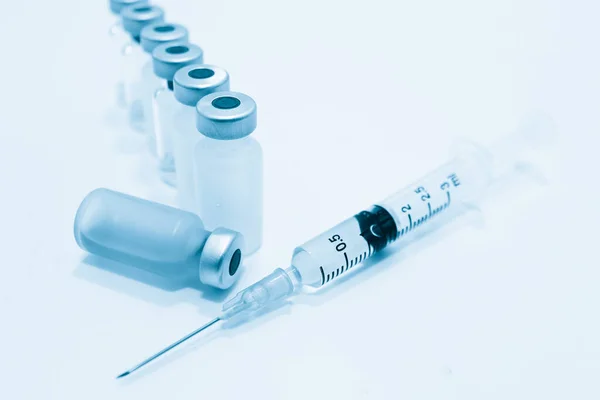Beyaz arka plan üzerinde izole iğne ile ilaç, aşı ve 3 ml plastik enjektör şişe