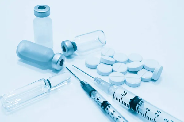 Beyaz Arkaplan 'a izole edilmiş şırınga ve uyuşturucu hapları ile 1 ve 3 ml plastik şırınga şişeleri ve ampule