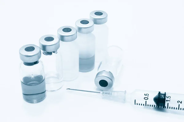 小瓶药物和3毫升塑料注射器与针隔绝在白色背景上 — 图库照片