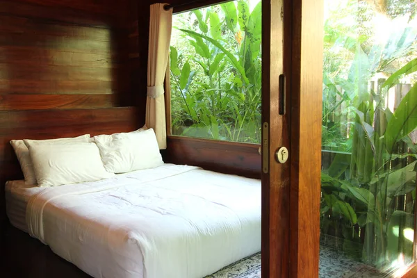 Yatak odasının kapısı açık.