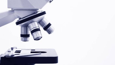 Beyaz Arkaplanda mikroskop izole edildi