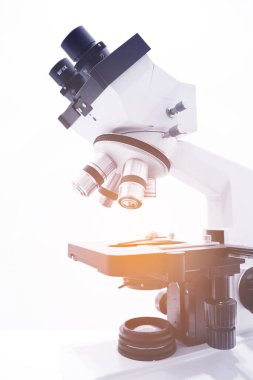 Beyaz Arkaplanda mikroskop izole edildi