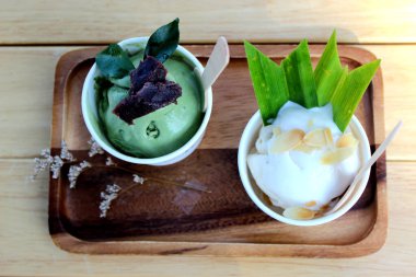 Kırmızı fasülye ezmeli ev yapımı yeşil çay dondurması ve dilimlenmiş bademli hindistan cevizli dondurma. 