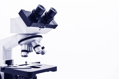 Beyaz Arkaplanda mikroskop izole edildi