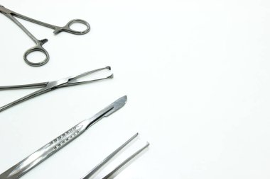 Beyaz arka plan üzerinde izole cerrahi aletler
