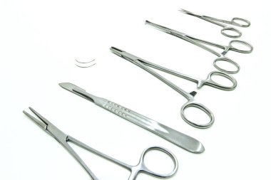 Beyaz arka plan üzerinde izole cerrahi aletler