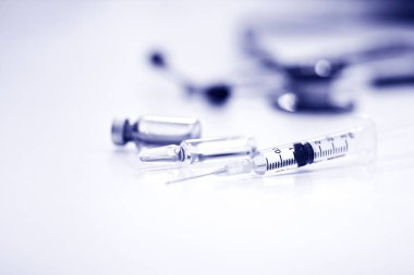 3 ml Estetik Şırınga, İğne, Viyal ve Ampül Uyuşturucu ve Stetoskop Dışında Beyaz Arkaplanda İzole Edilmiş