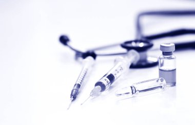Vial and Ampule of Drug, 1 ve 3 ml plastik şırınga ile iğne ve stetoskop dışında, beyaz arka planda izole edilmiş.