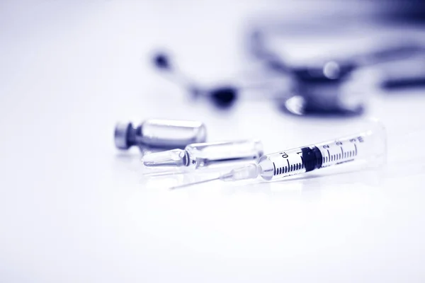 3 ml Estetik Şırınga, İğne, Viyal ve Ampül Uyuşturucu ve Stetoskop Dışında Beyaz Arkaplanda İzole Edilmiş