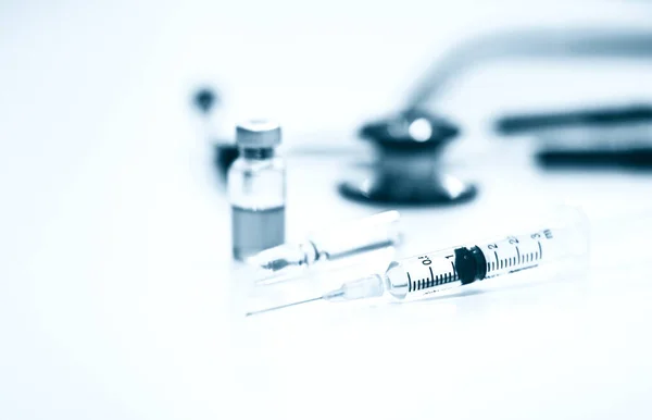 3 ml Estetik Şırınga, İğne, Viyal ve Ampül Uyuşturucu ve Stetoskop Dışında Beyaz Arkaplanda İzole Edilmiş