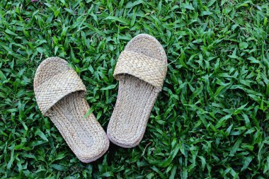 Çimlerin üzerindeki sandaletler