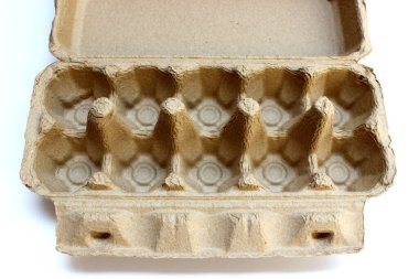 Yumurta tepsisi beyaz arkaplanda izole edilmiş.