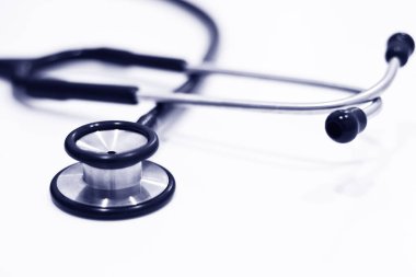Beyaz arka plan üzerinde izole stetoskop