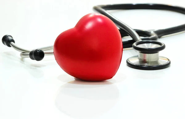 Stethoscope Και Καρδιά Απομονώνονται Στο Λευκό Φόντο Εστίαση Στο Στηθοσκόπιο — Φωτογραφία Αρχείου