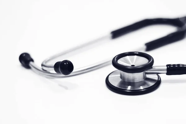 Beyaz arka plan üzerinde izole stetoskop