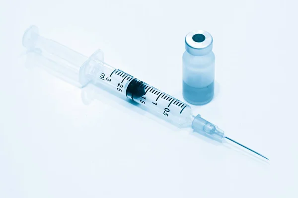 Injektionsflaska Med Läkemedel Plastspruta Med Kanyl Isolerad Vit Bakgrund — Stockfoto