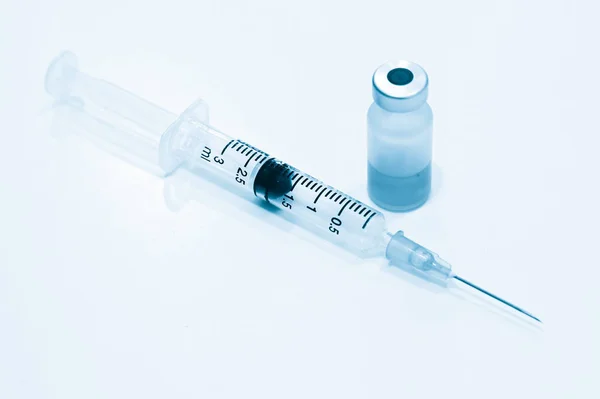 İlaç şişesi, 3 ml plastik şırınga ve beyaz arka planda iğne izole edilmiş.