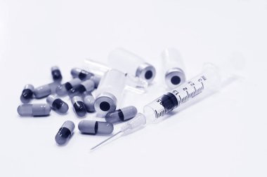 Uyuşturucu şişesi, beyaz arka planda izole edilmiş iğne ve uyuşturucu kapsülleriyle 3 ml plastik şırınga.