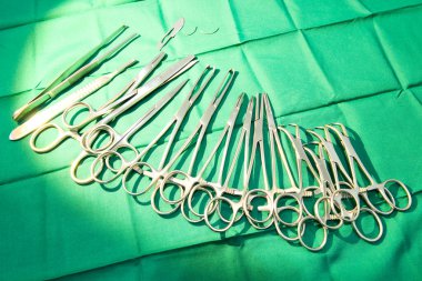 Ameliyathane tablo cerrahi aletler