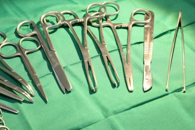 Ameliyathane tablo cerrahi aletler