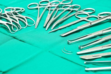 Ameliyathane tablo cerrahi aletler