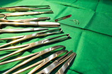 Ameliyathane tablo cerrahi aletler