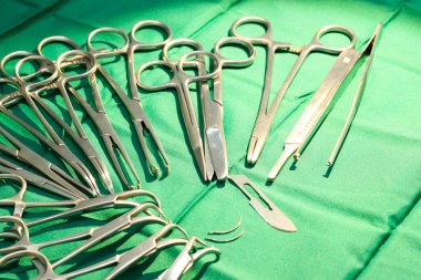 Ameliyathane tablo cerrahi aletler
