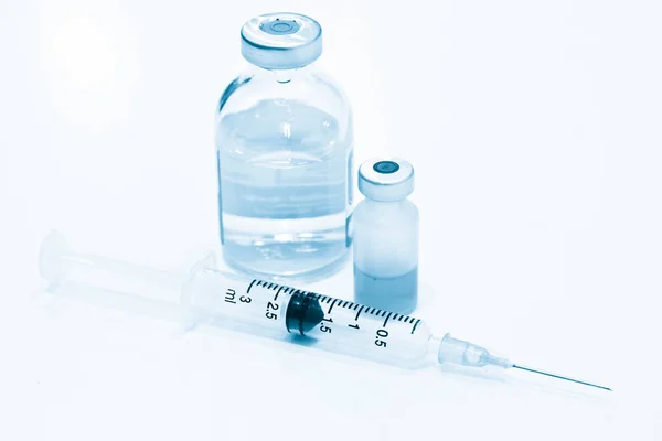 Injektionsflaska Med Läkemedel Plastspruta Med Kanyl Isolerad Vit Bakgrund — Stockfoto