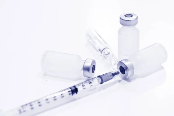밀리리터 플라스틱 Syringe 과하얀 배경에 — 스톡 사진