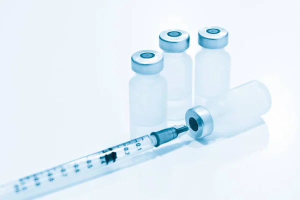 Uyuşturucu şişesi ve Beyaz Arkaplanda iğne izole edilmiş 1 ml Plastik Şırınga