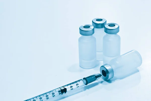 白い背景に分離された針で薬剤のバイアルと1ミリリットルのプラスチックシリンジ — ストック写真