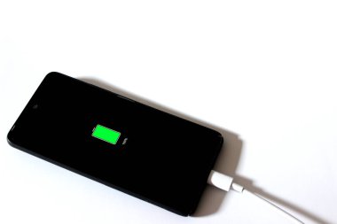 Beyaz arka planda% 100 şarjlı akıllı telefon