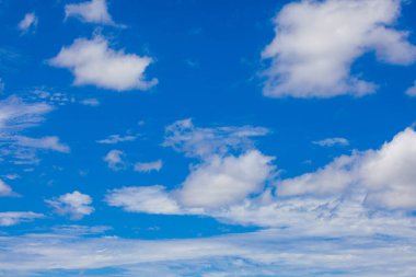 Mavi gökyüzündeki bulutlar. Doğal konsept.