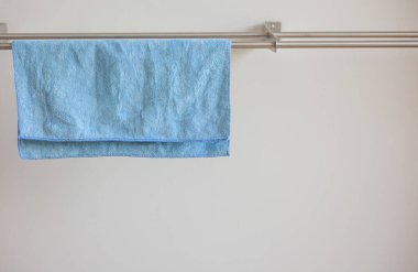 Kurutma sehpasında temizlemek ve kurutmak için mavi bir mikrofiber kumaşın yakın plan fotoğrafı. Temizlik için kumaş..